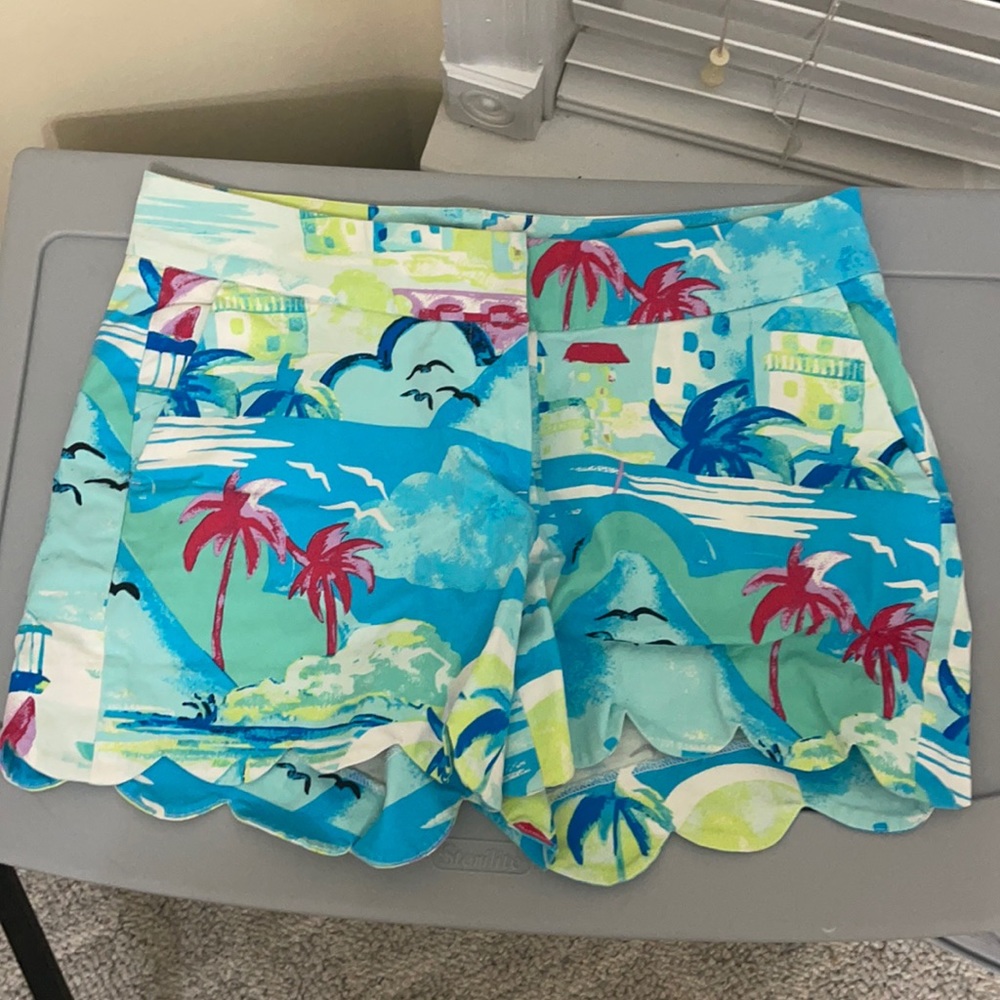 Crown & Ivy Scalloped Print Shorts